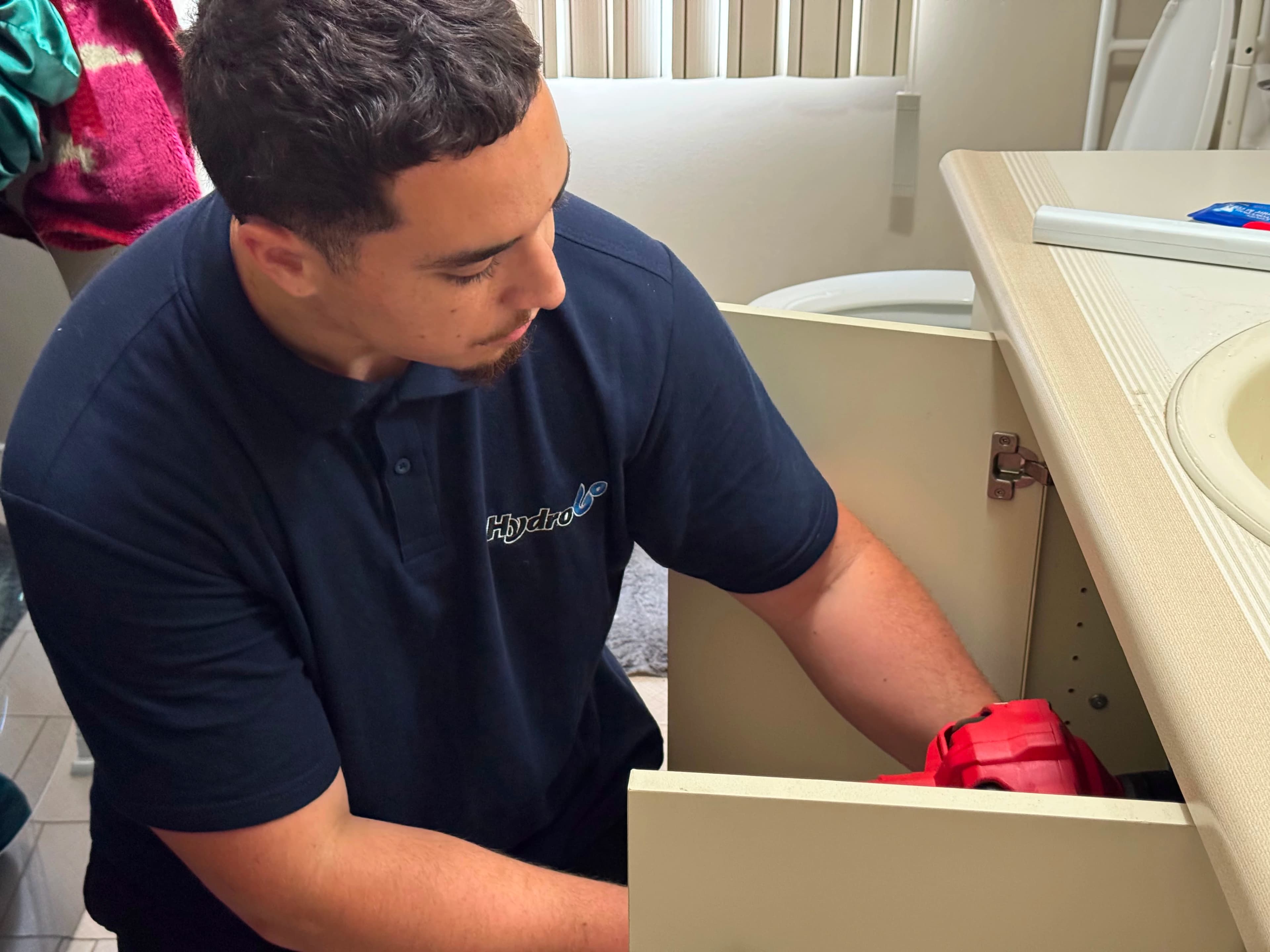 Yussef au travail pour un service de nettoyage de drains HydroGo.